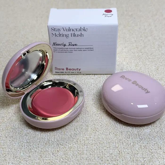 Rare Beauty Soft Pinch Matte Bouncy Blush – Fard à joues mat estompé, modulable, radiant, longue ten