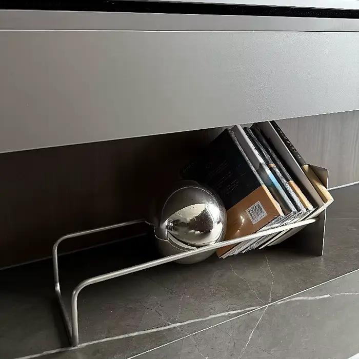 Étagère créative au design audacieux – Support de livres flottant et porte-revues de style Mid-Centu