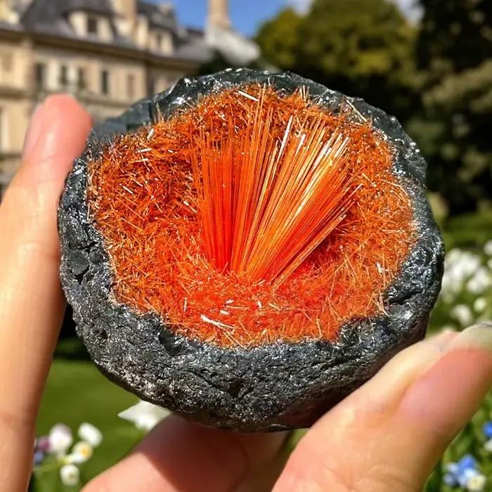 Grosses grappes de quartz magnétaire orange brut, œuf de pierre brute avec cristal de goethite orang