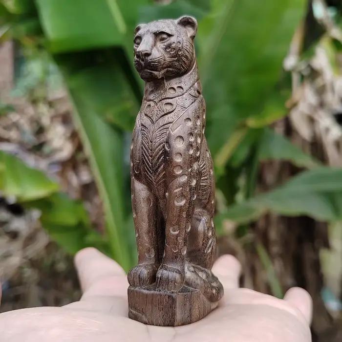 Figurine de léopard en bois sculptée à la main de 3,8 pouces, style réaliste, style naturel, idéale 