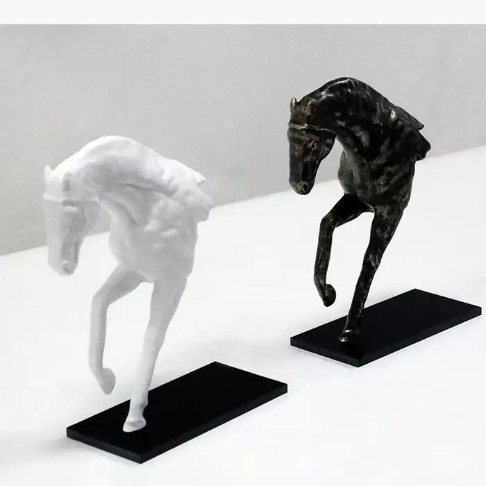 Sculpture créative de cheval au galop, décoration de bureau, artisanat abstrait en résine, ornements de cheval, accessoires de décoration moderne pour la maison