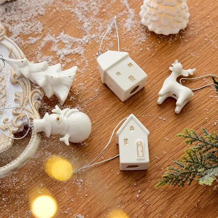 Ornement de pendentif de maison en céramique, peinture à chaud, arbre de Noël, breloques évidées, maison de neige, artisanat en céramique, mise en scène, décoration d'intérieur