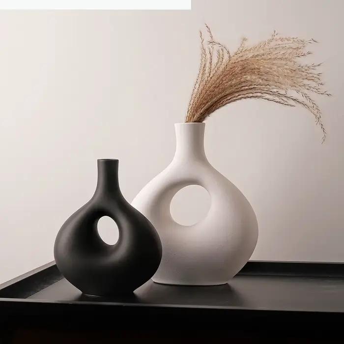 Vase en céramique blanche moderne ajouré pour composition florale et décoration d'intérieur en céramique durable pour la maison occasions spéciales