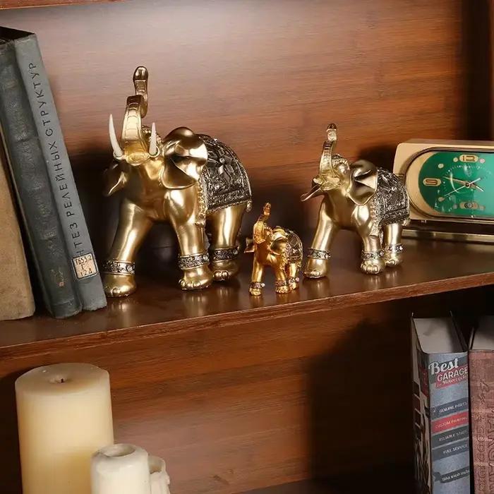 Statue d'éléphant en résine dorée