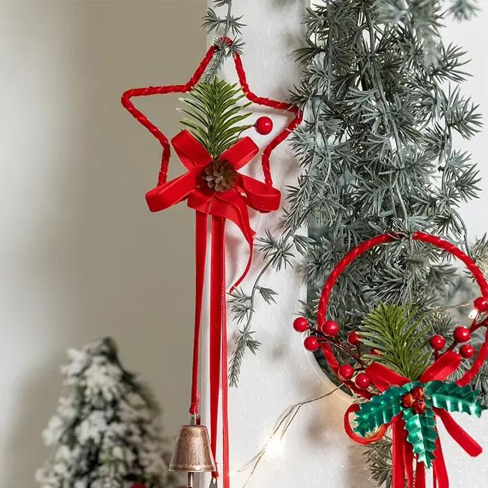 Décor d'arc de noël avec cloches et pommes de pin