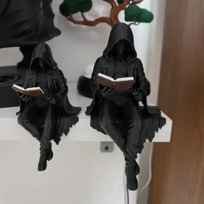 Figurine homme en robe assis