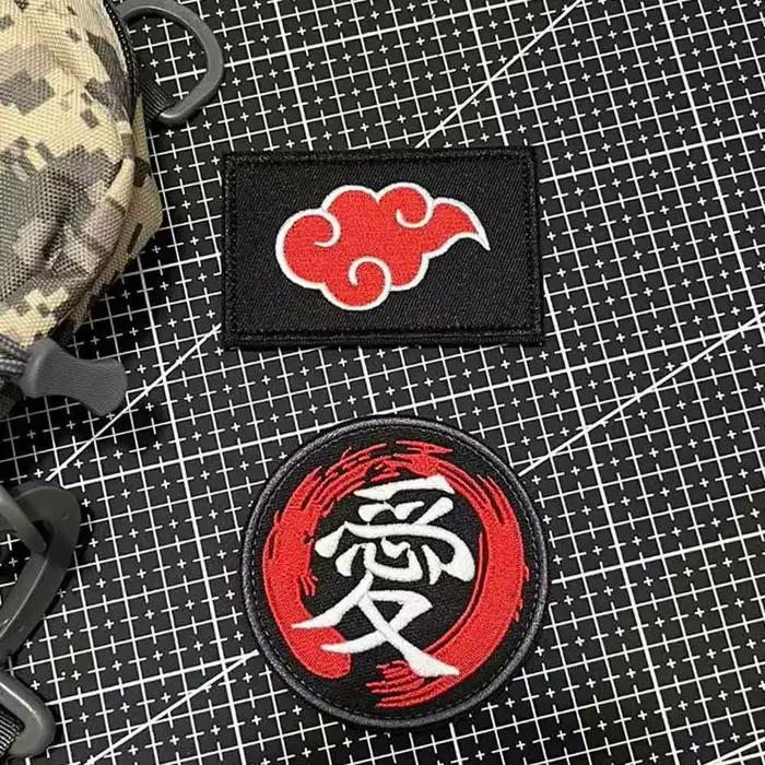 Articles Naruto, autocollants en tissu brodé Red Cloud Ninja, badges, cosplay, sacs mignons, accessoires, poupées anime en gros
