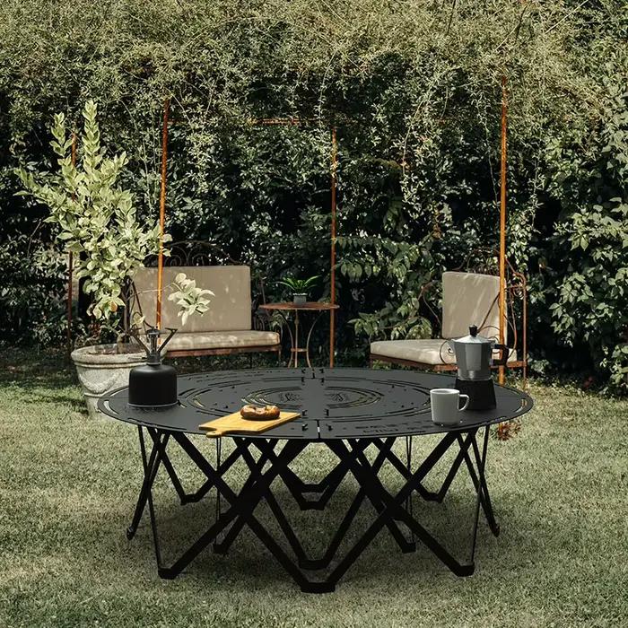 Table d'extérieur minimaliste au sol