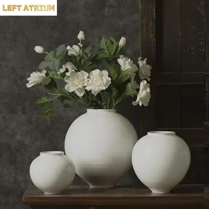 Vase en Céramique Artisanale - Décoration Florale Zen Blanche Vintage, Ornement Parfait pour Fleurs Séchées B&B, Rehaussez l'Atmosphère de Votre Chambre