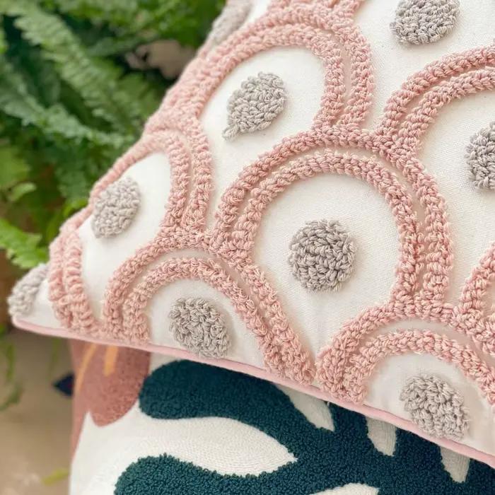 Juste de coussin tuftée avec broderie florale pour canapé