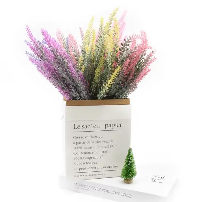 Vases multicolores en plastique de lavande