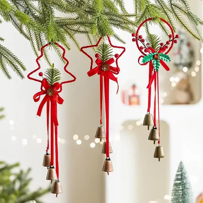 Décor d'arc de noël avec cloches et pommes de pin
