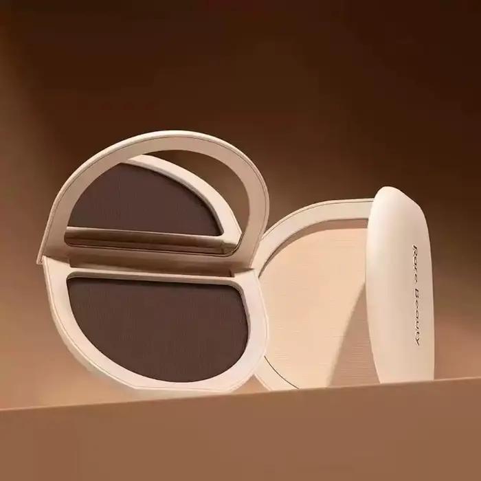 Rare Beauty Stay Genuine Shaded Compact Setting Powder : Poudre fixatrice compacte qui adoucit rapidement, unifie le teint, procure un éclat naturel et fixe le maquillage pour un look quotidien délica