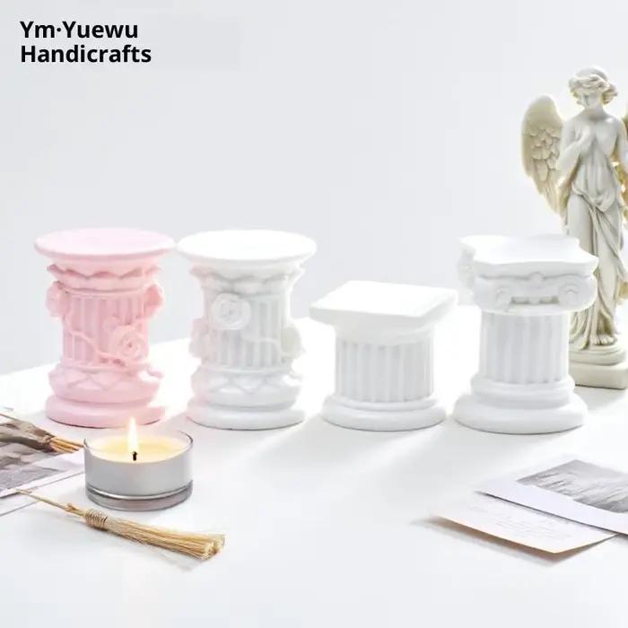 Élégante figurine de colonne grecque d'intérieur avec support de chandelier inspiré des piliers romains