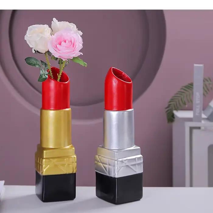 Vase en résine en forme de rouge à lèvres