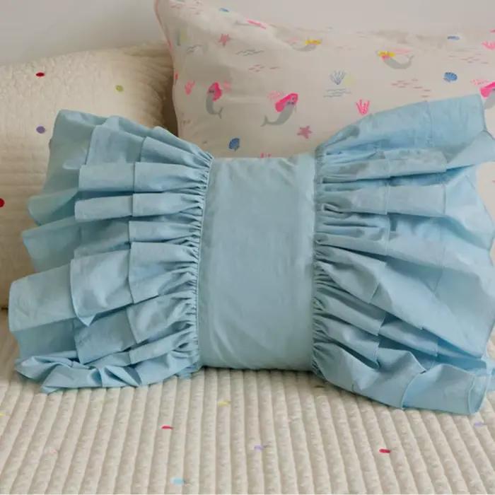 Coussin décoratif à volants en dentelle blanche