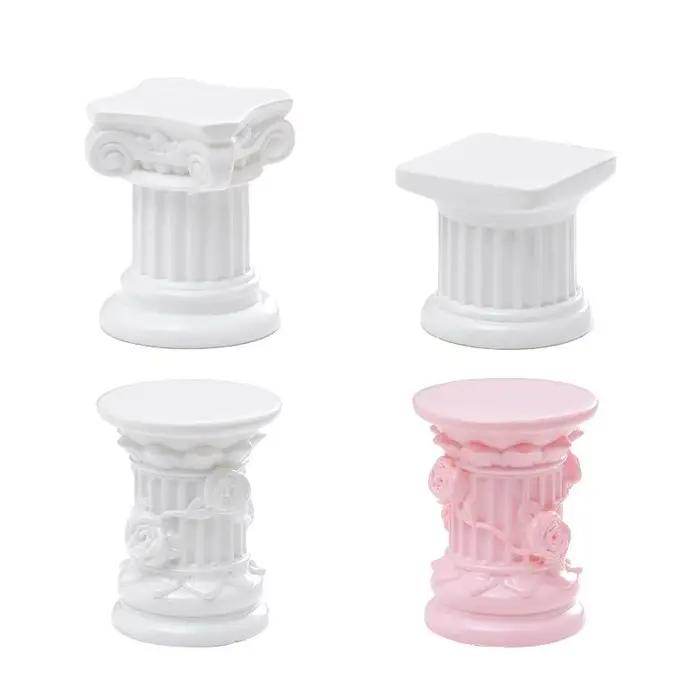 Élégante figurine de colonne grecque d'intérieur avec support de chandelier inspiré des piliers romains