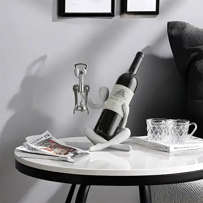 Porte-bouteille de vin rouge avec personnage abstrait créatif