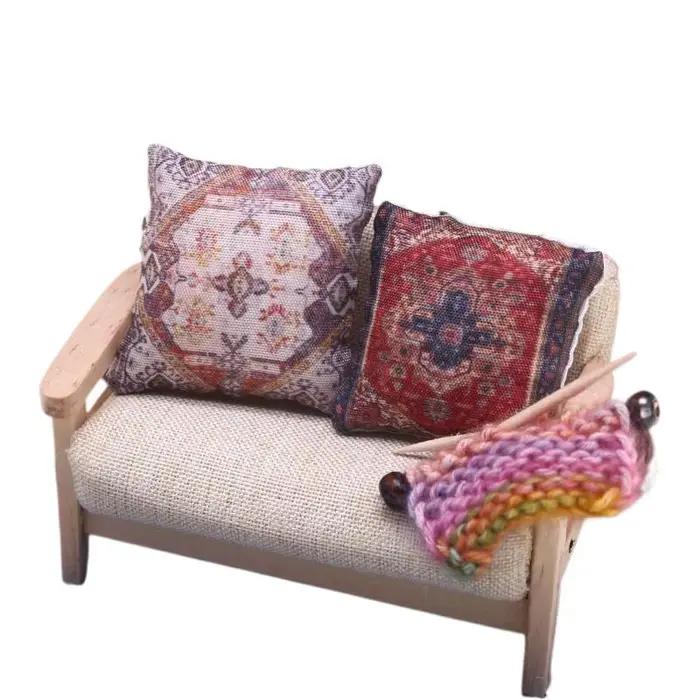 Paquet de deux coussins Boho Chic miniatures à l'échelle 1/12 pour meubles de maison de poupée