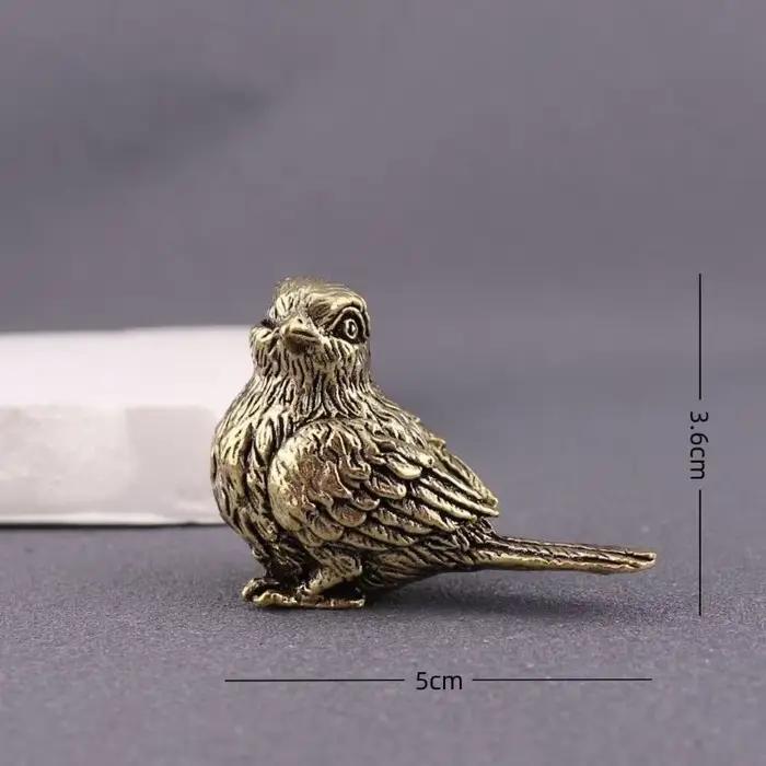 Petite statue d'oiseau moineau rétro