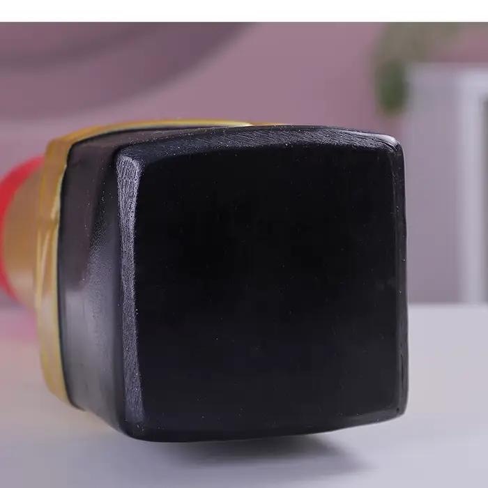 Vase en résine en forme de rouge à lèvres