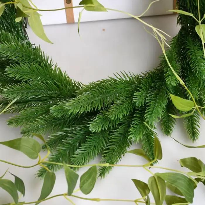 Branches de pin artificielles