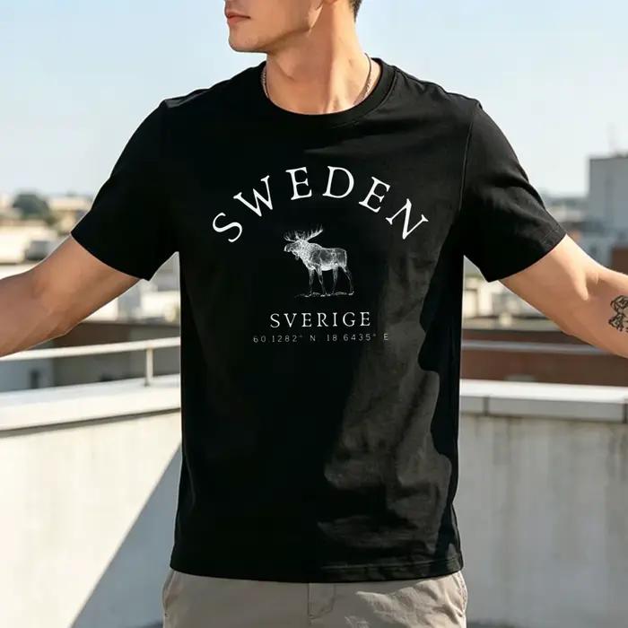 T-shirt du patrimoine suédois Sverige Moose Latitude Longitude Coordinate en coton, motif graphique minimaliste pays nordique, hauts décontractés