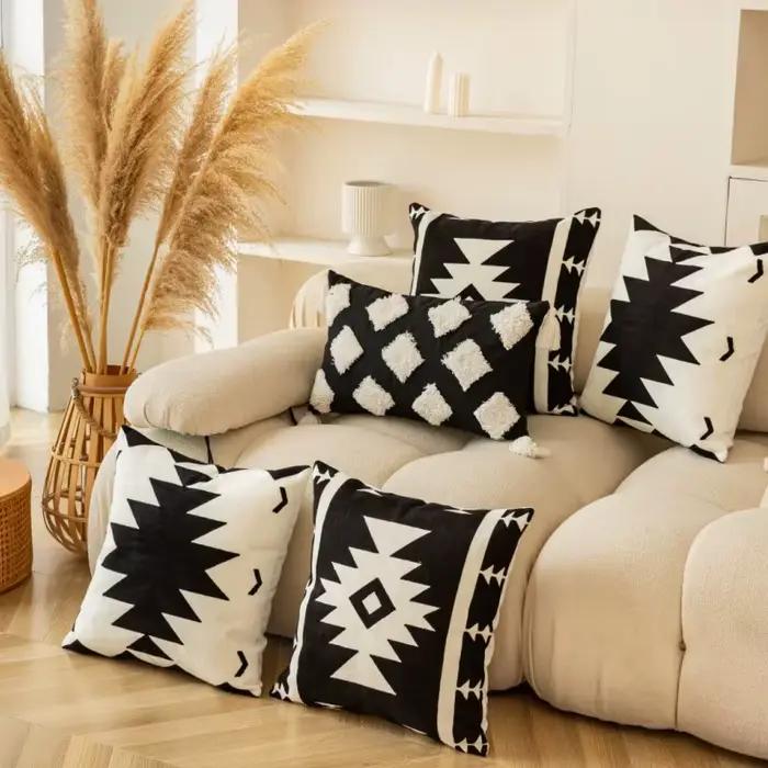 Juste de coussin brodée noire et blanche moderne