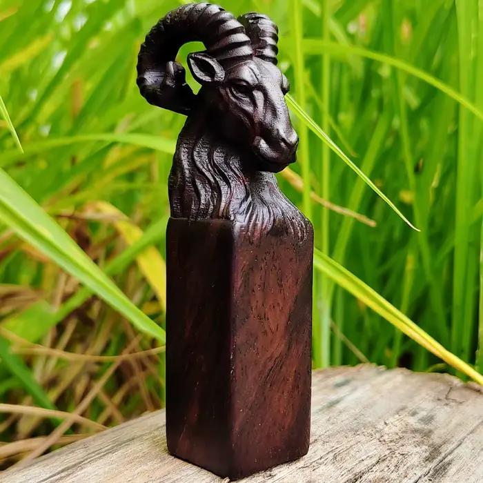 Ornement sculpté en forme de tête de mouton