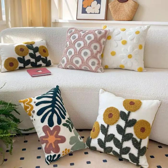 Juste de coussin tuftée avec broderie florale pour canapé