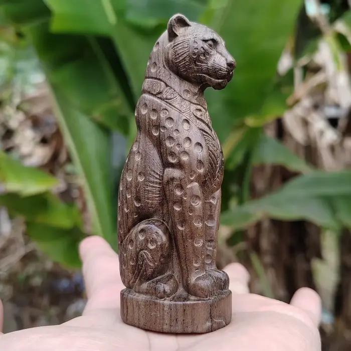 Figurine de léopard en bois sculptée à la main de 3,8 pouces, style réaliste, style naturel, idéale pour les cadeaux de Noël, les décorations d'Halloween, les cadeaux de pendaison de crémaillère, la d