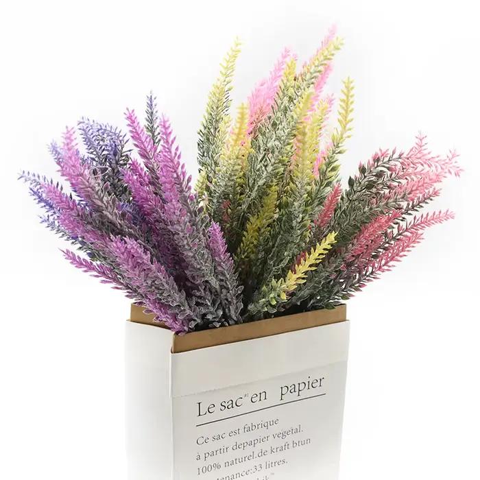 Vases multicolores en plastique de lavande