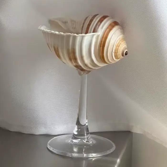 Tasse à pieds hauts en conque naturelle faite à la main