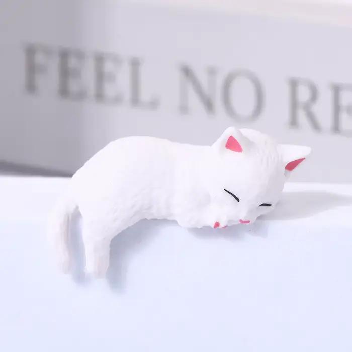 Petite statue de chat, étagère
