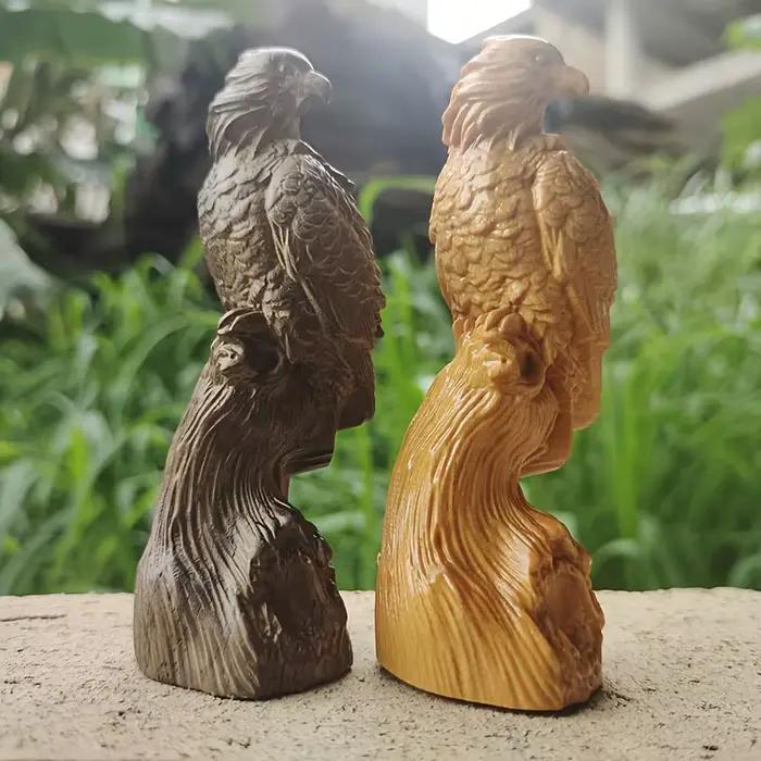 Sculpture d'aigle en bois