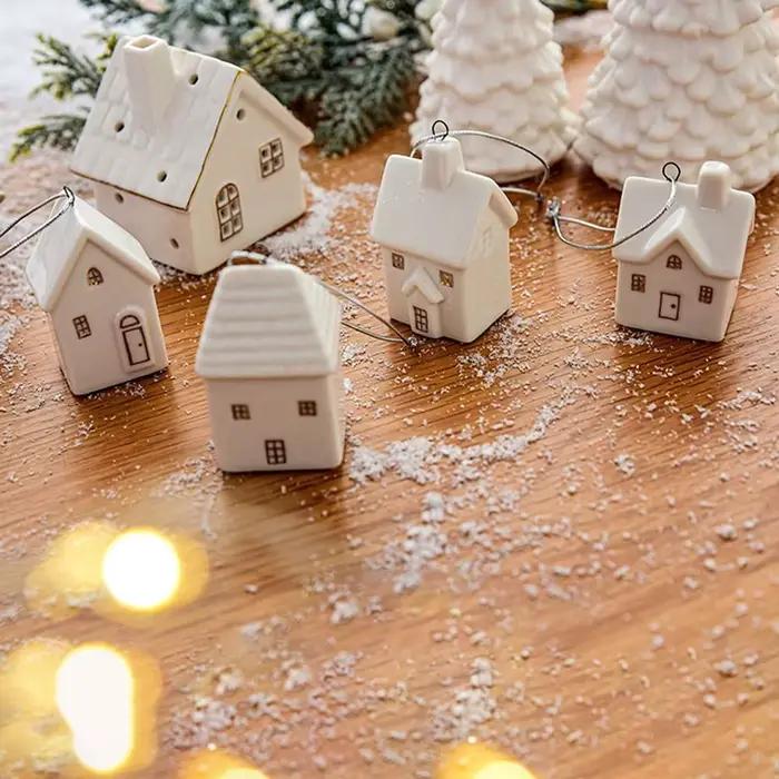 Ornement de pendentif de maison en céramique, peinture à chaud, arbre de Noël, breloques évidées, maison de neige, artisanat en céramique, mise en scène, décoration d'intérieur