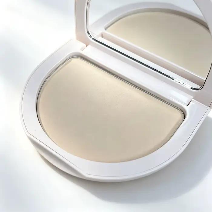 Rare Beauty Stay Genuine Shaded Compact Setting Powder : Poudre fixatrice compacte qui adoucit rapidement, unifie le teint, procure un éclat naturel et fixe le maquillage pour un look quotidien délica