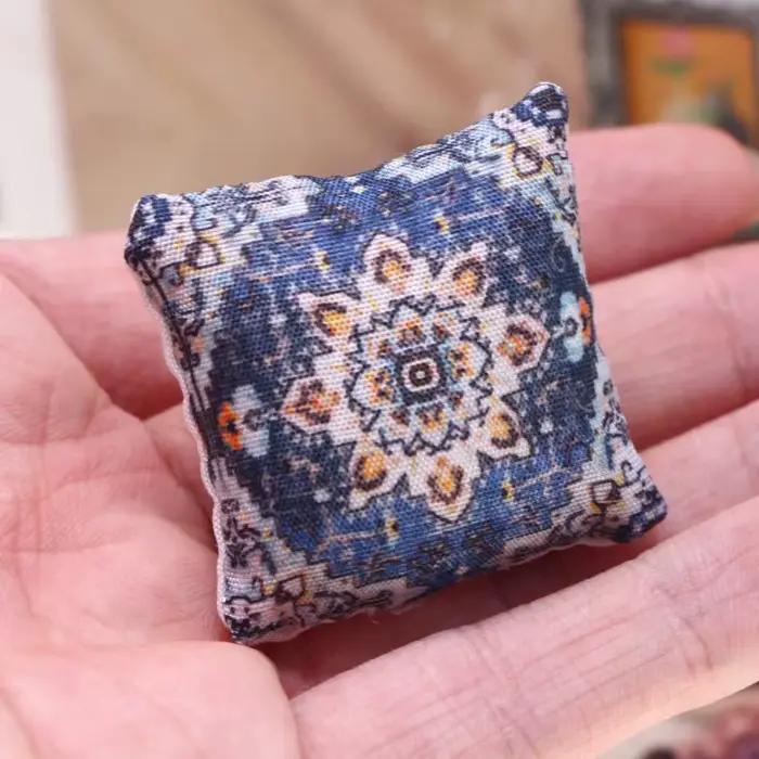 Paquet de deux coussins Boho Chic miniatures à l'échelle 1/12 pour meubles de maison de poupée