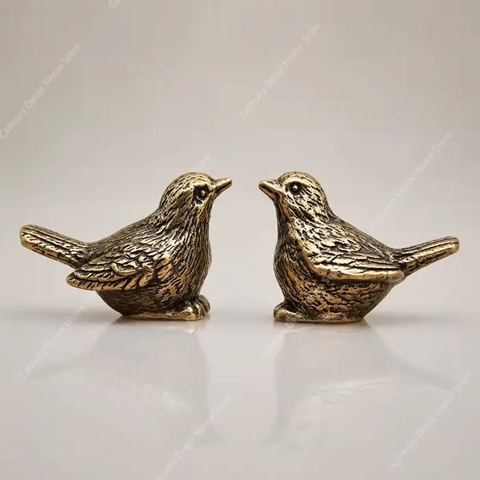 Figurine d'oiseau en laiton massif, détaillée et élégante, pièce de décoration intérieure polyvalente, décor bleu sarcelle, figurine d'oiseau en laiton élégante, figurine de moineau pour la décoration