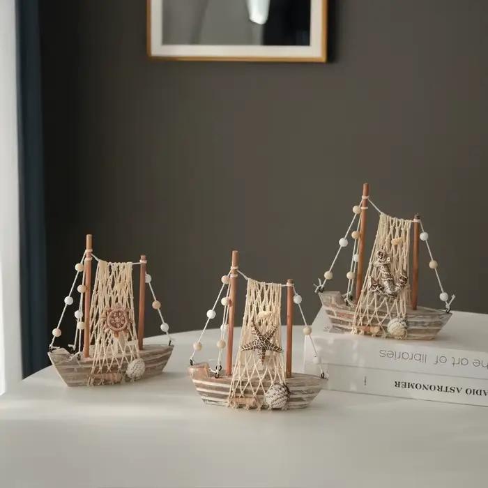 Modèle de bateau en bois vintage de 18 cm, finition vieillie, ton bois clair, voilier avec détails coquillages et filet, décoration intérieure et cadeau