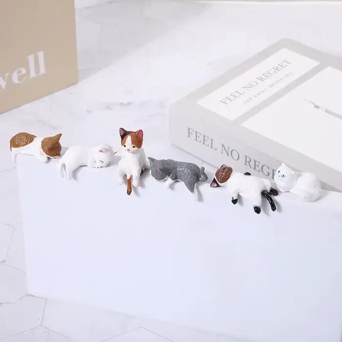 Petite statue de chat, étagère