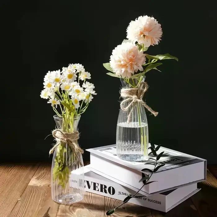 Vase en plastique transparent rayé