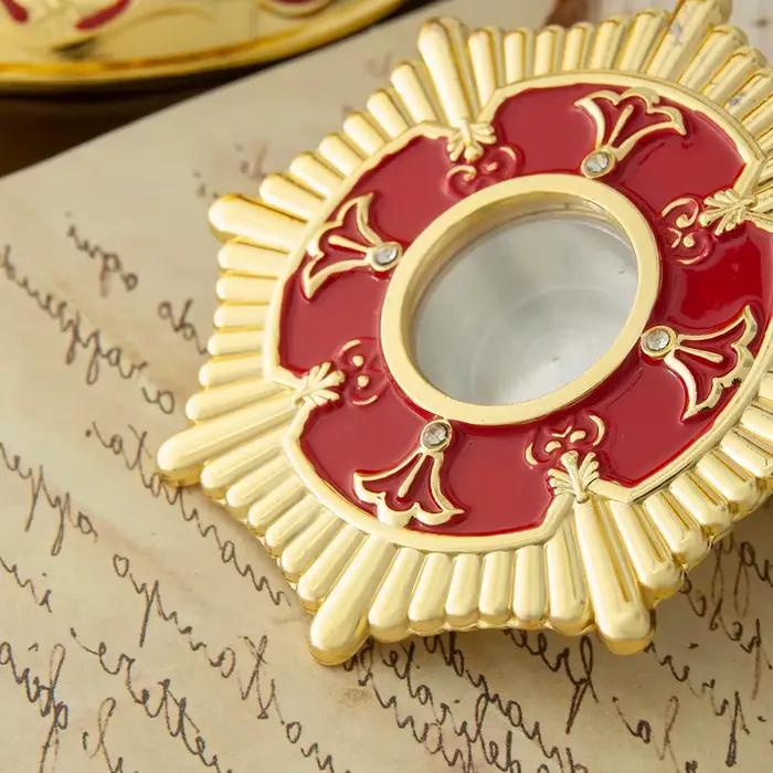 Boîte de reliquaire orthodoxe traditionnelle fabriquée à la main avec des détails exquis, adaptée à la collection et aux cérémonies religieuses