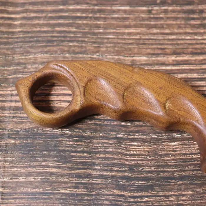 Ornement de couteau sculpté en bois de santal ; Artisanat décoratif en bois