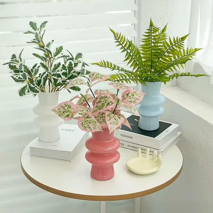 Vase en verre rose moderne