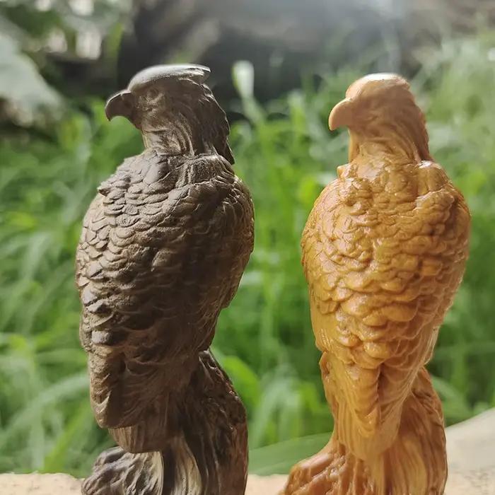 Sculpture d'aigle en bois