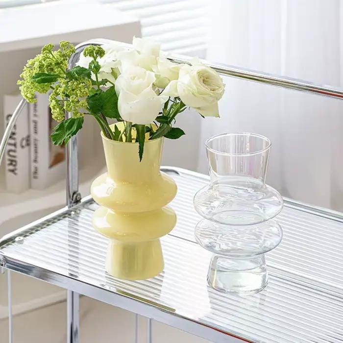 Vase en verre rose moderne