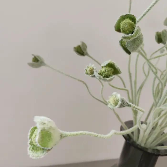 Branche de plantes vertes artificielles