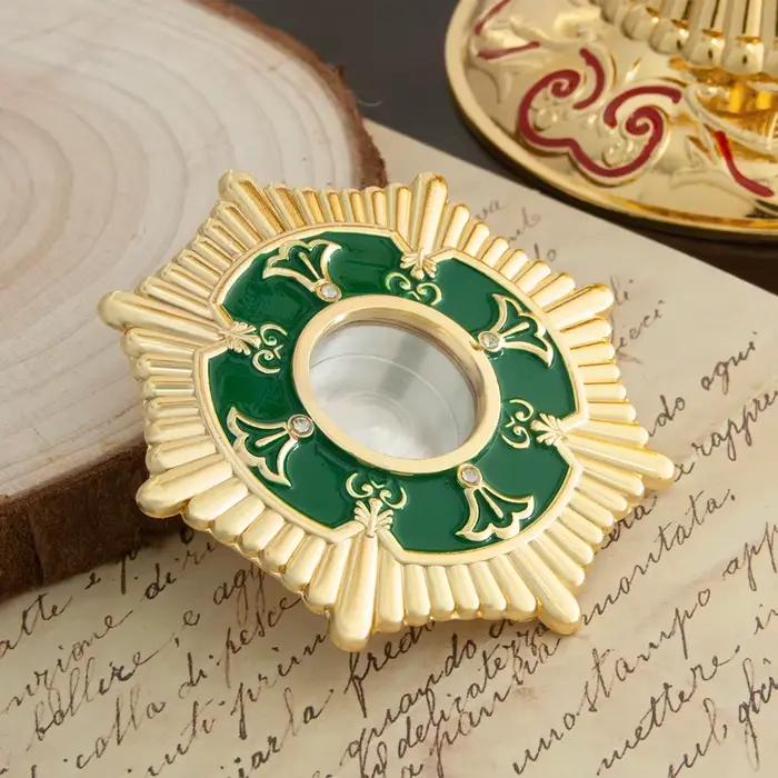 Boîte de reliquaire orthodoxe traditionnelle fabriquée à la main avec des détails exquis, adaptée à la collection et aux cérémonies religieuses