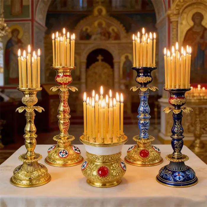 Ensemble de chandeliers d'église orthodoxes orientaux plaqués or avec accents en émail rouge et bleu pour la liturgie chrétienne et la décoration d'autel domestique
